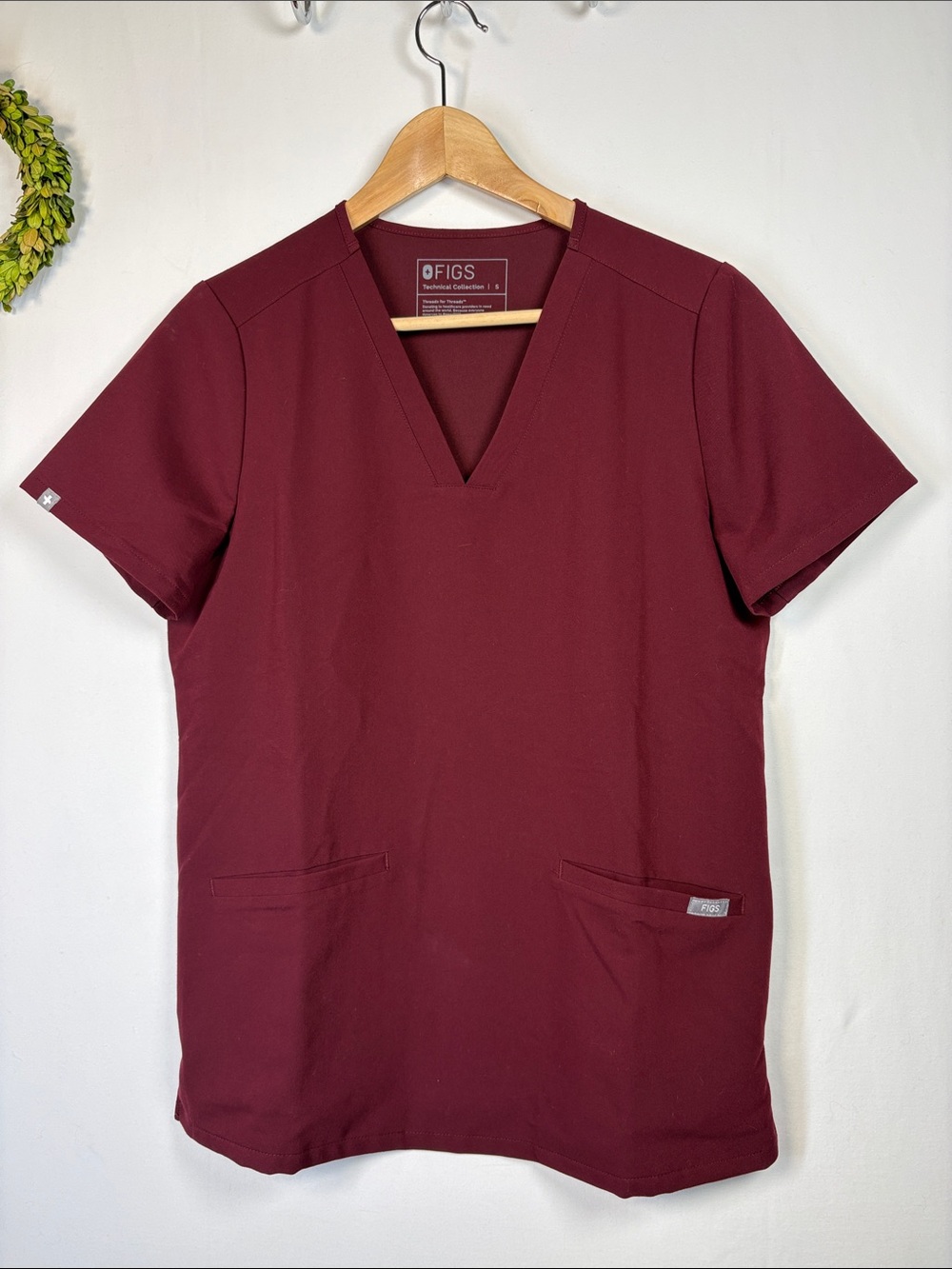 FIGS Technical Collection Women’s Casma Burgundy Scrub Top FW1100 Size small